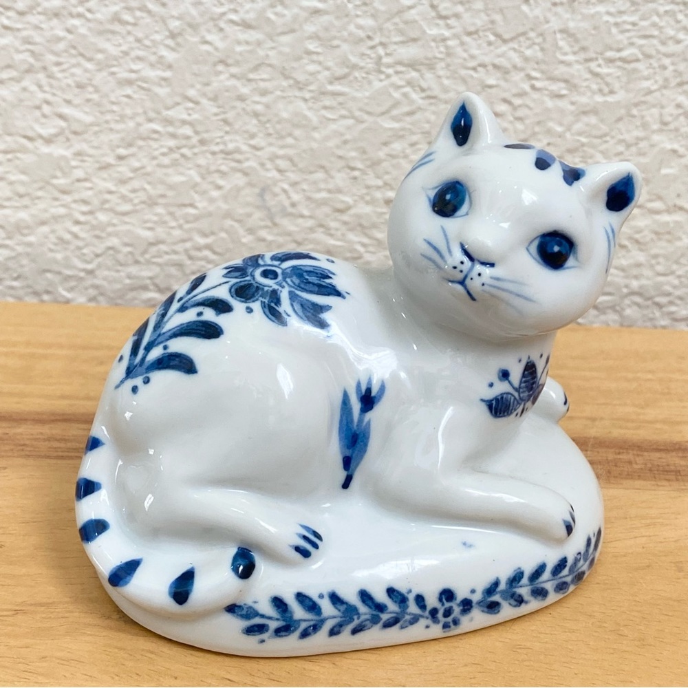 Vintage San Francisco Music Box Co. Blue & White Porcelain Musical Figurine